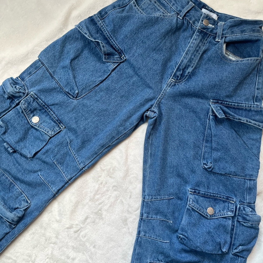 BAGGY CARGO JEANS W/ LOTS OF POCKETS, F21